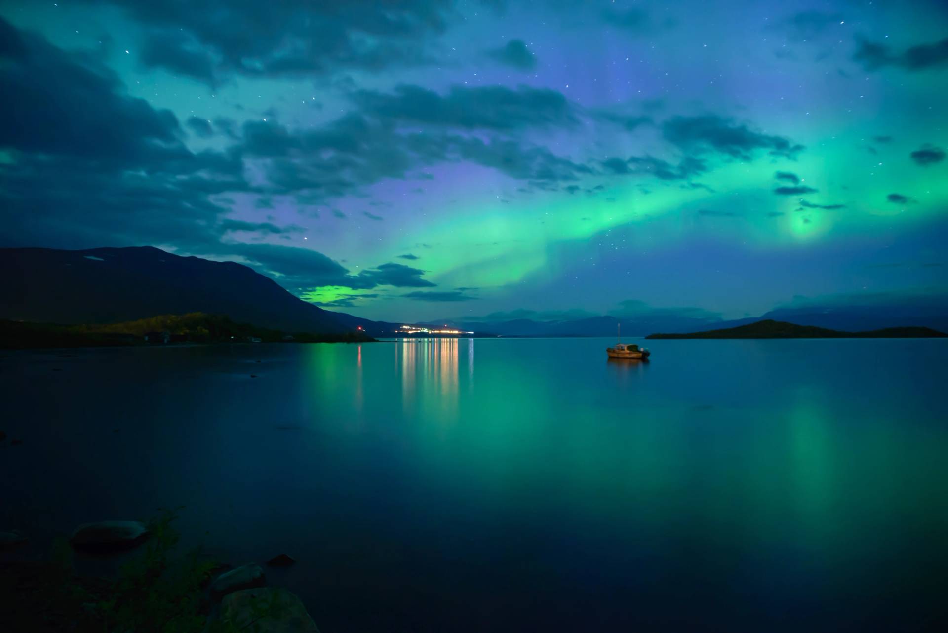 aurora boreale in svezia riflessa nel blue hole