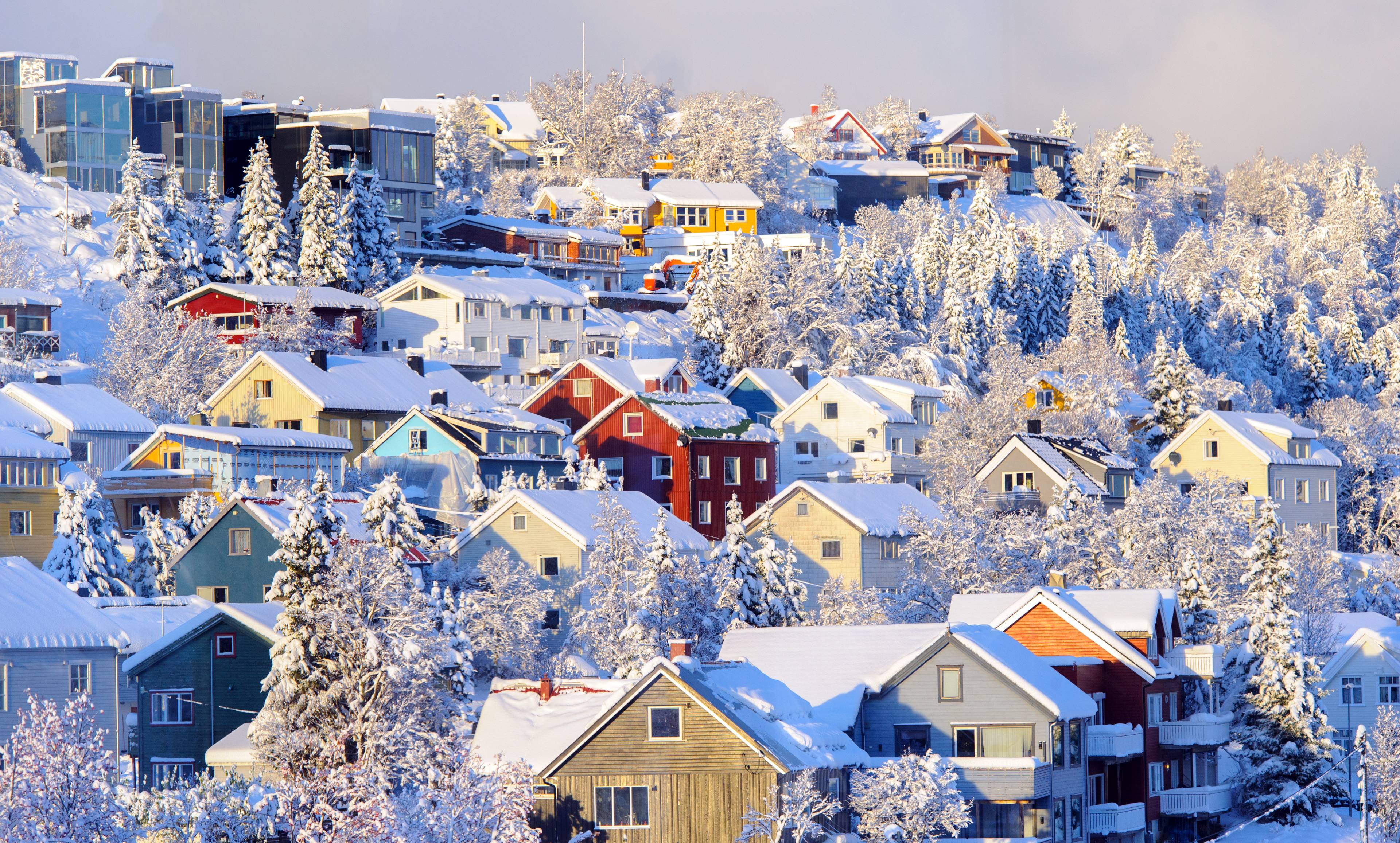 case colorate sotto la neve tromso norvegia