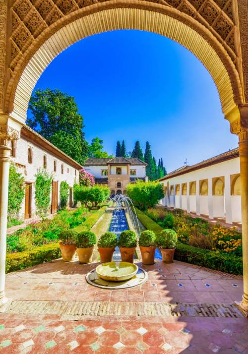 vista di un giardino storico dall interno di un palazzo a granada