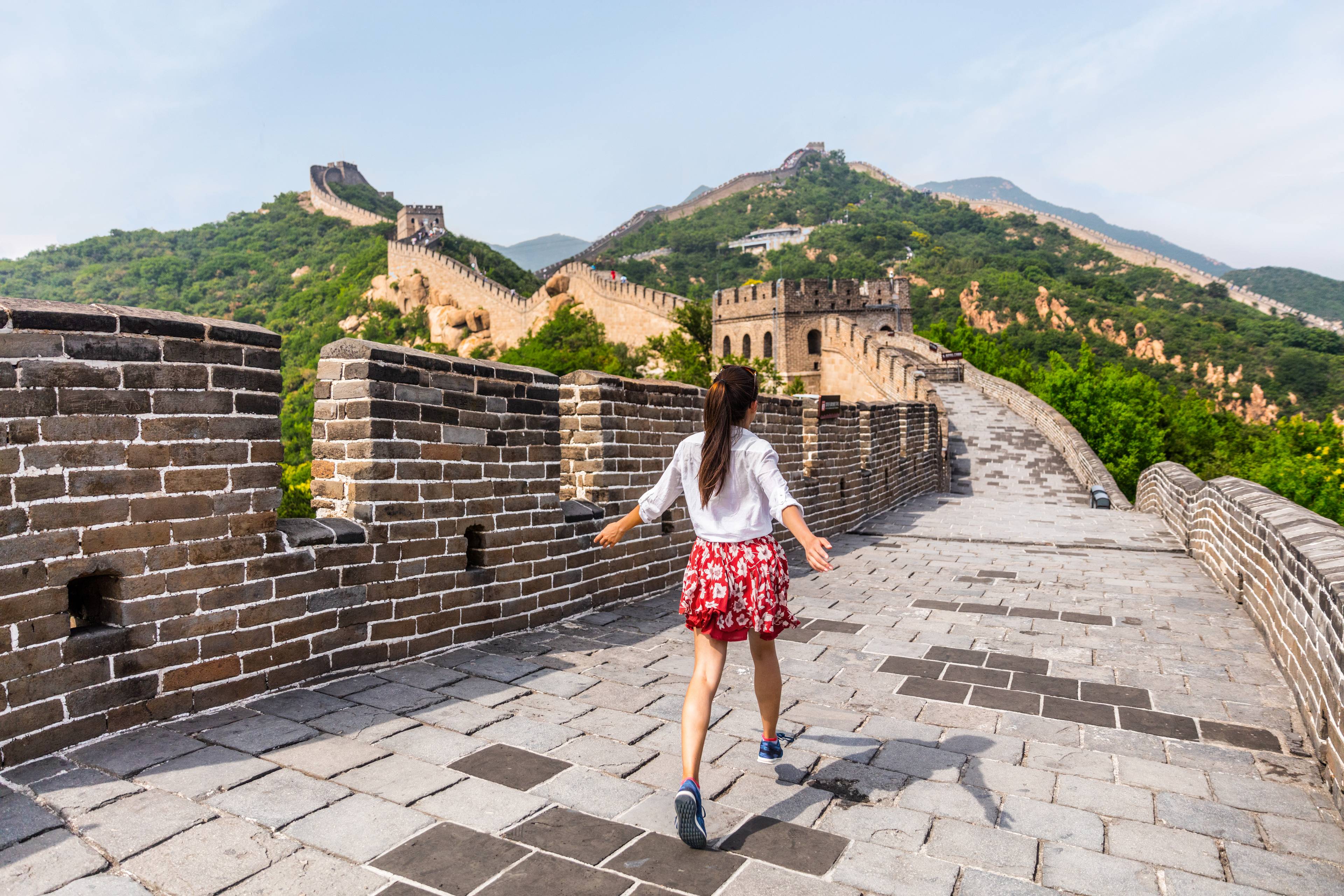 donna cammina sulla grande muraglia cinese