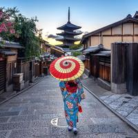 donna giapponese con vestiti tradizionali a kyoto