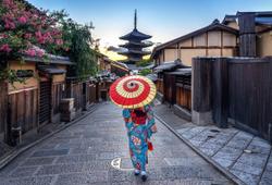 donna giapponese con vestiti tradizionali a kyoto