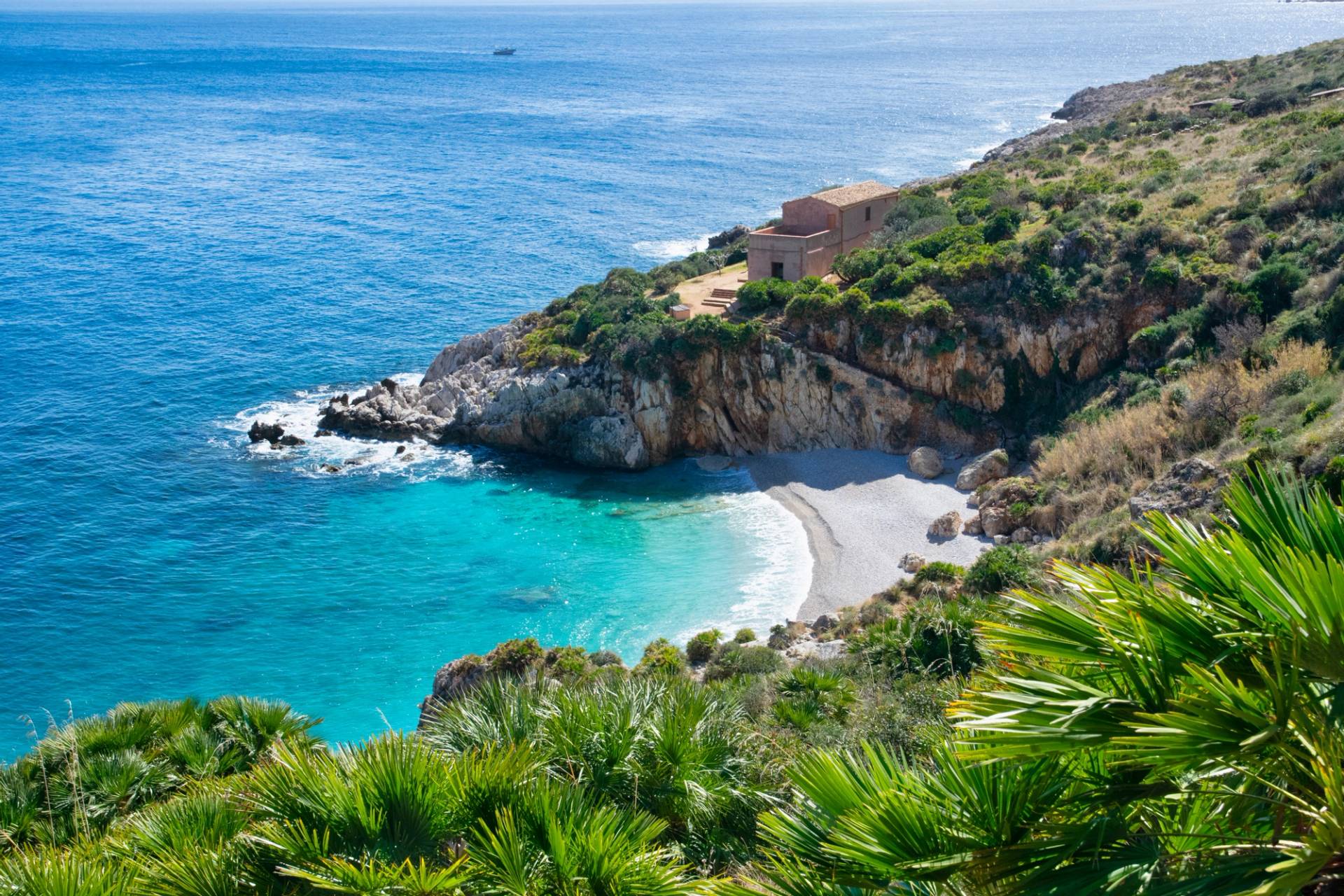spiaggia nella riserva dello zingaro in sicilia