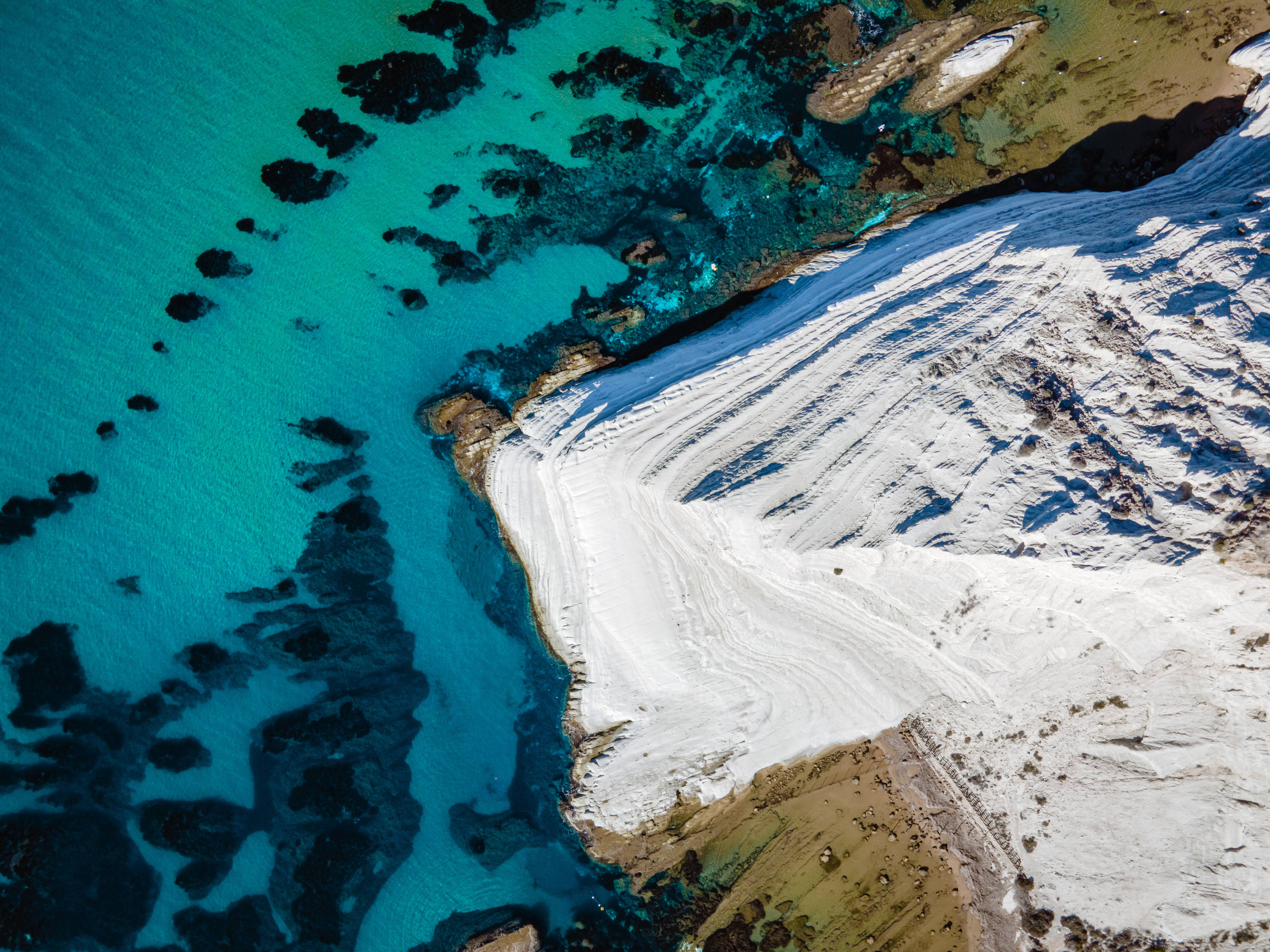 vista aerea su la scala dei turchi in sicilia