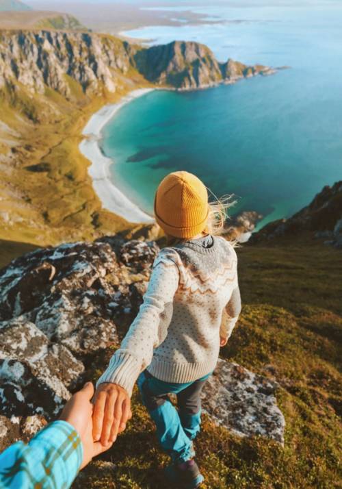 foto di coppia sulla scogliera in norvegia