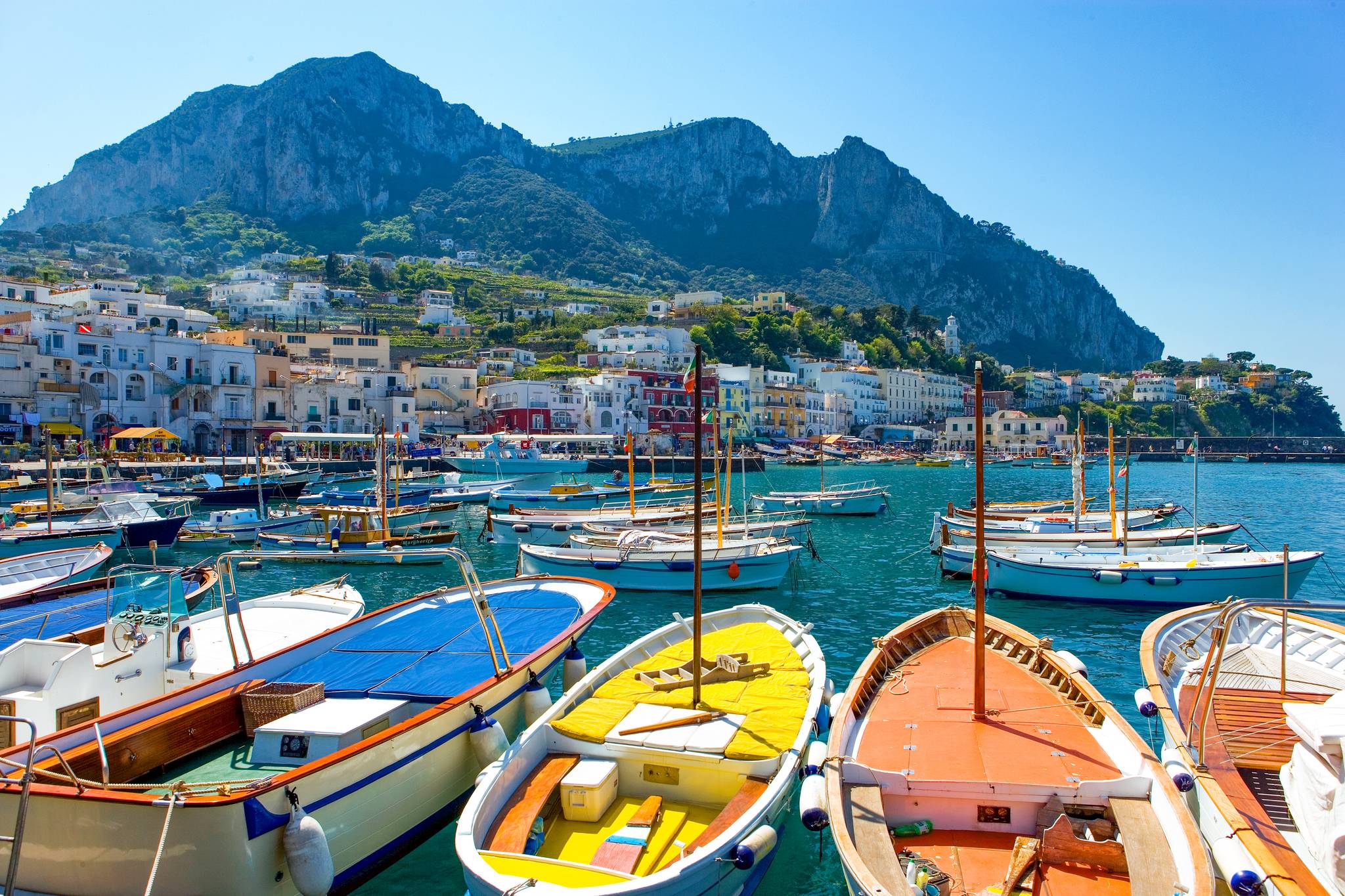 barche colorate nel porto di ischia