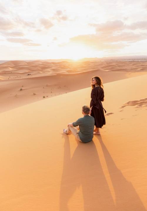 coppia nel deserto di dubai