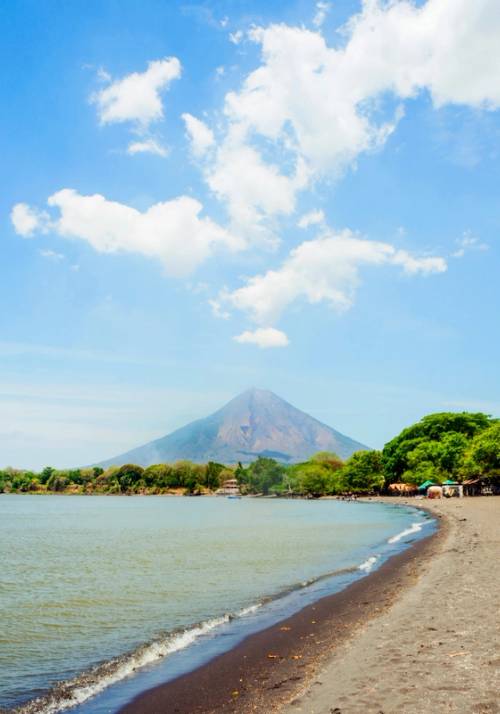 spiaggia e vulcano in nicaragua