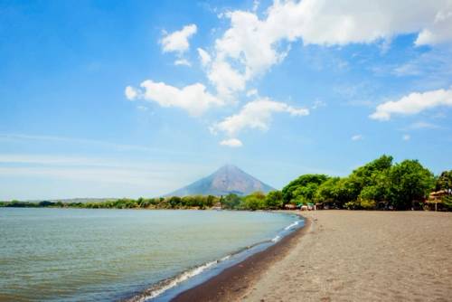 spiaggia e vulcano in nicaragua