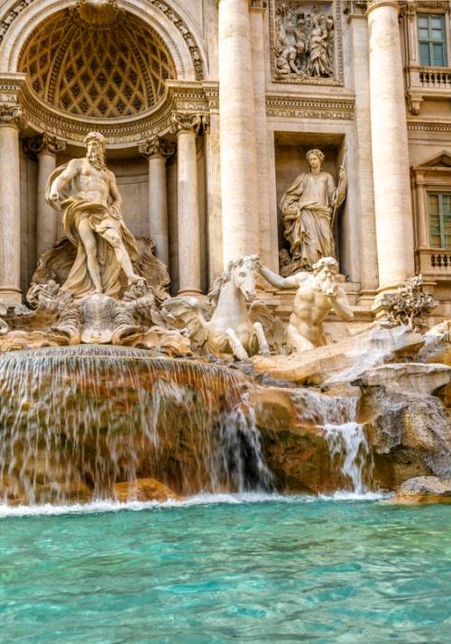 trevi fountain daylight