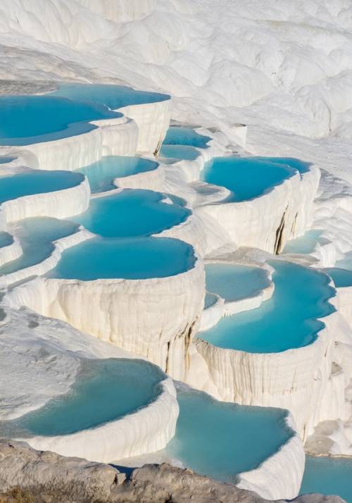 donna sulla cascata pietrificata pamukkale