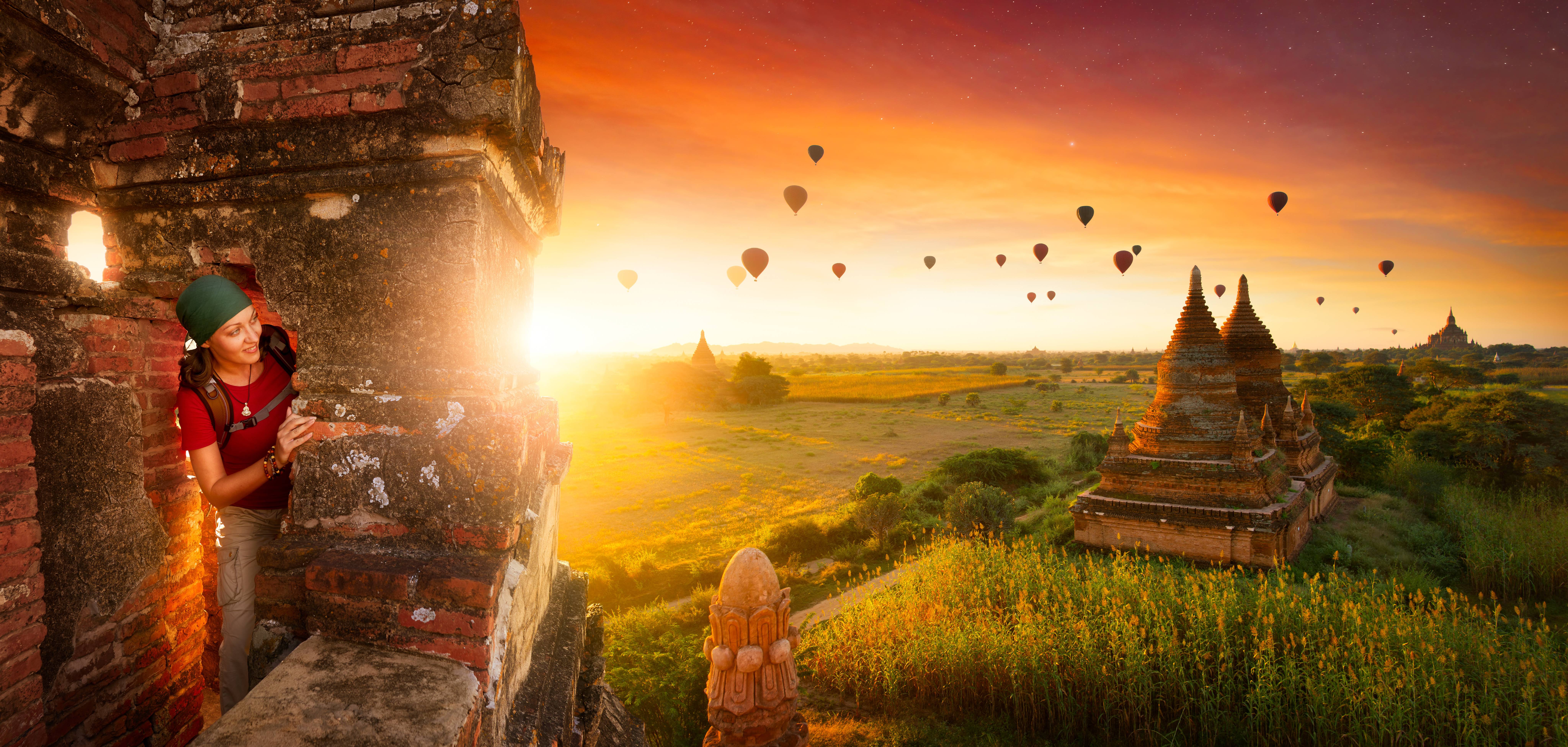 donna tra i templi in indonesia al tramonto