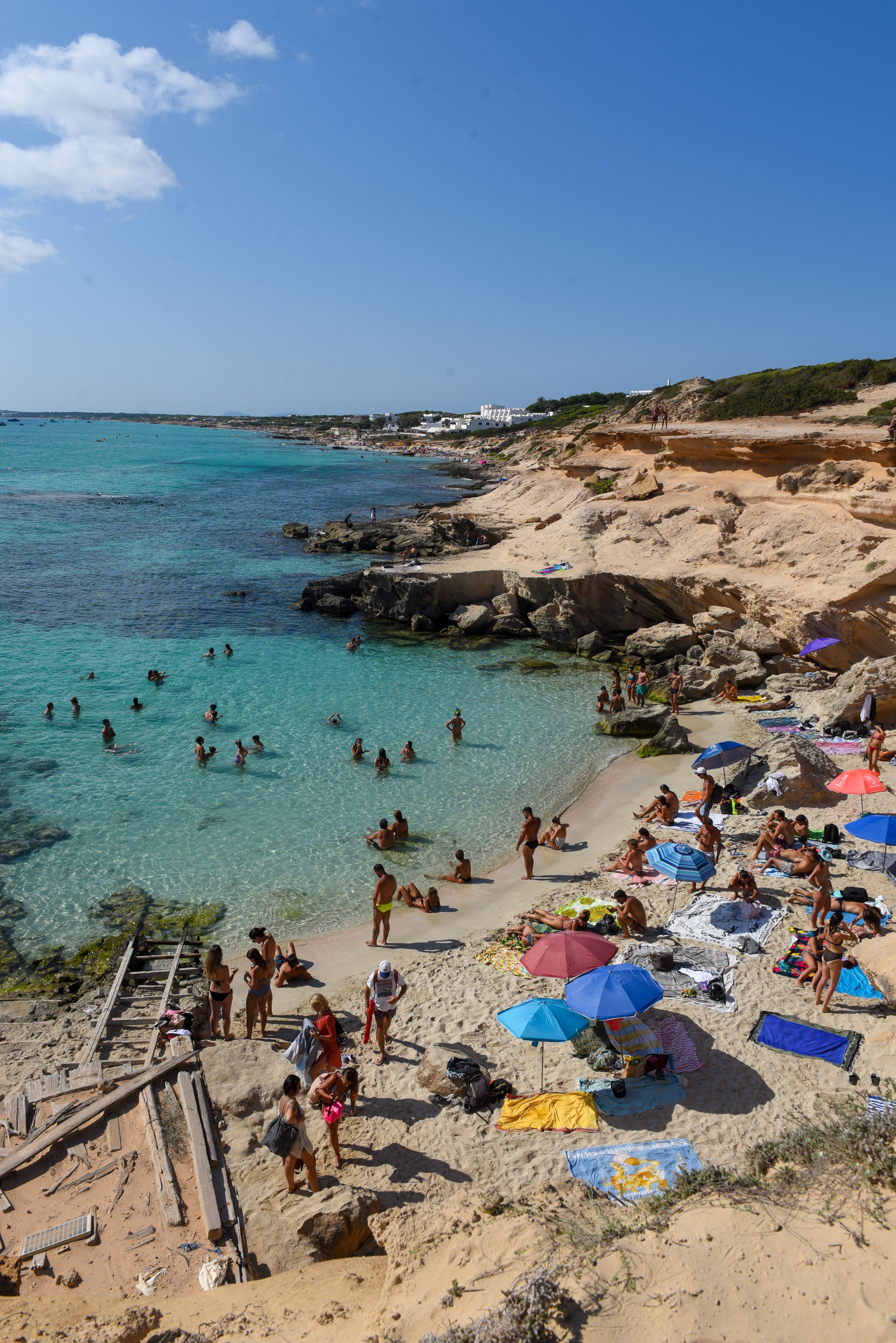 spiaggia con ombrelloni