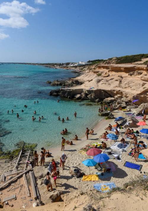 spiaggia con ombrelloni