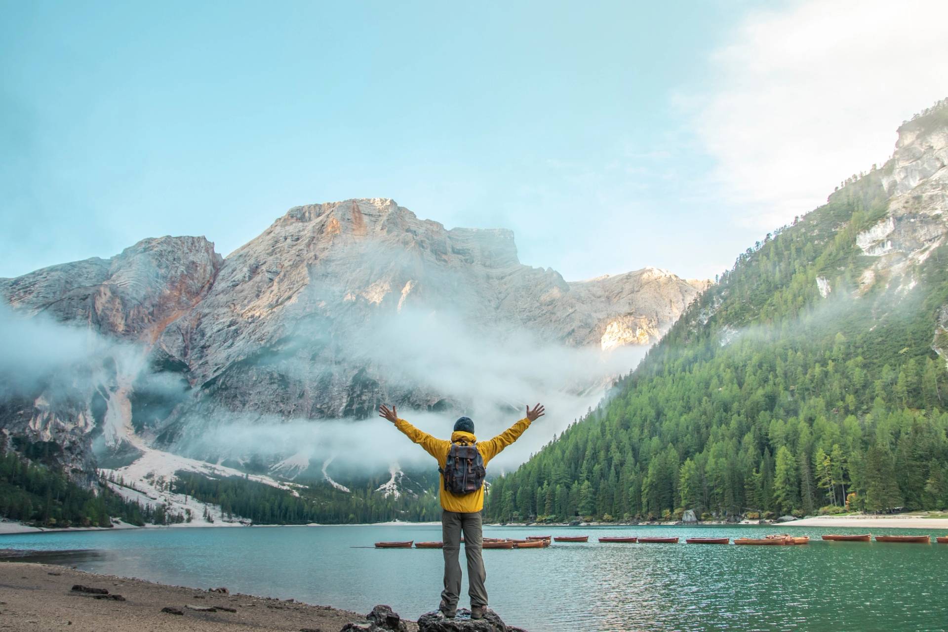 Uomo che ammira un lago in montagna