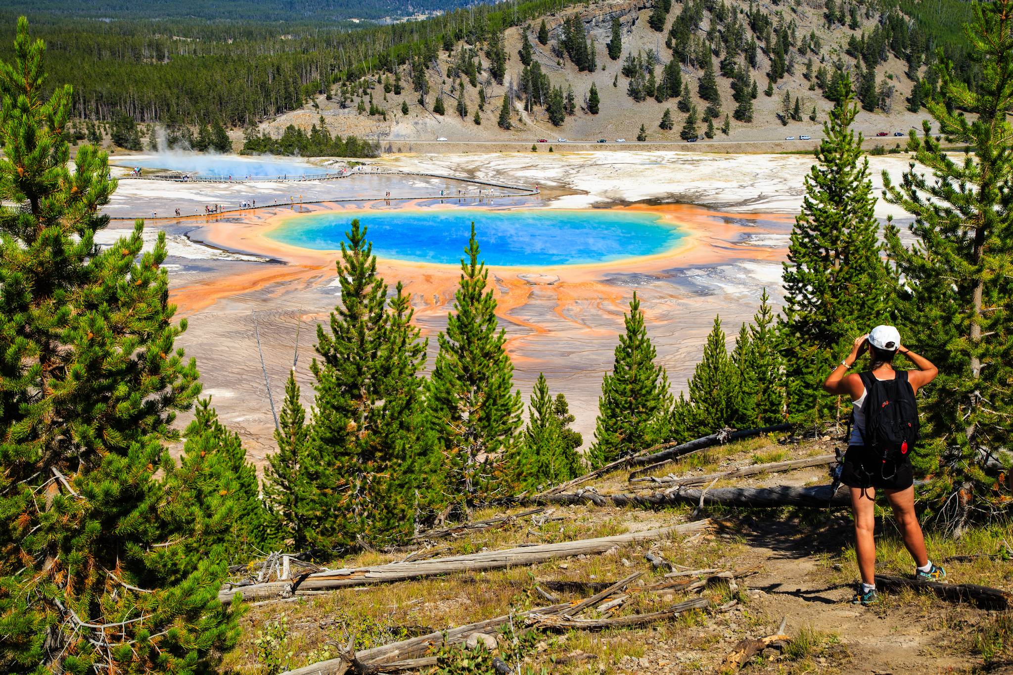 donna fotografa geyser nel parco nazionale di yellowstone