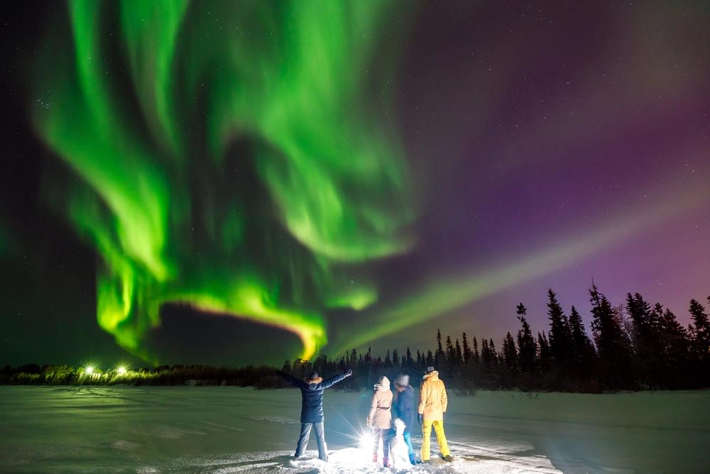 gruppo guarda aurora boreale a tromso in norvegia