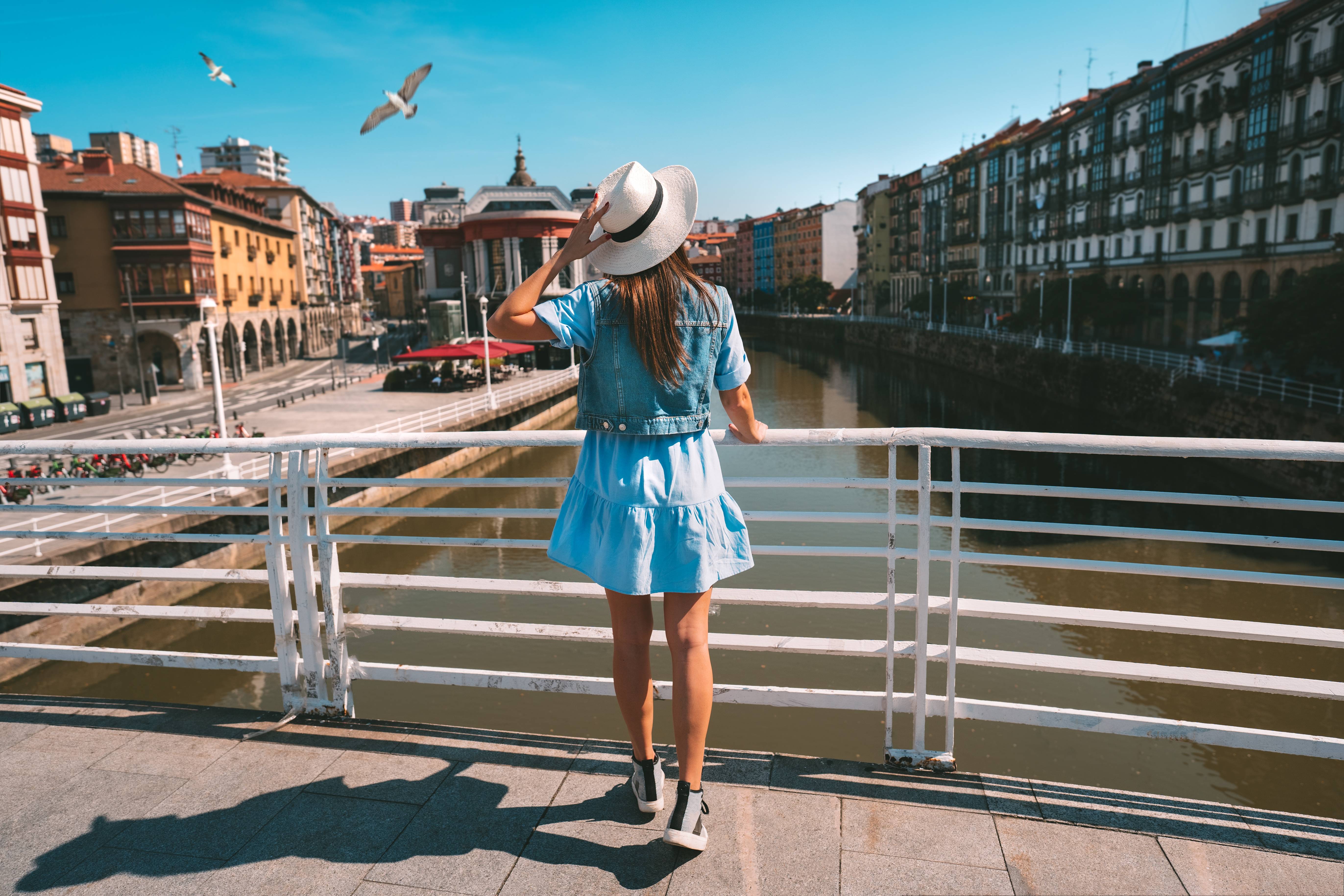 ragazza di spalle che ammira bilbao