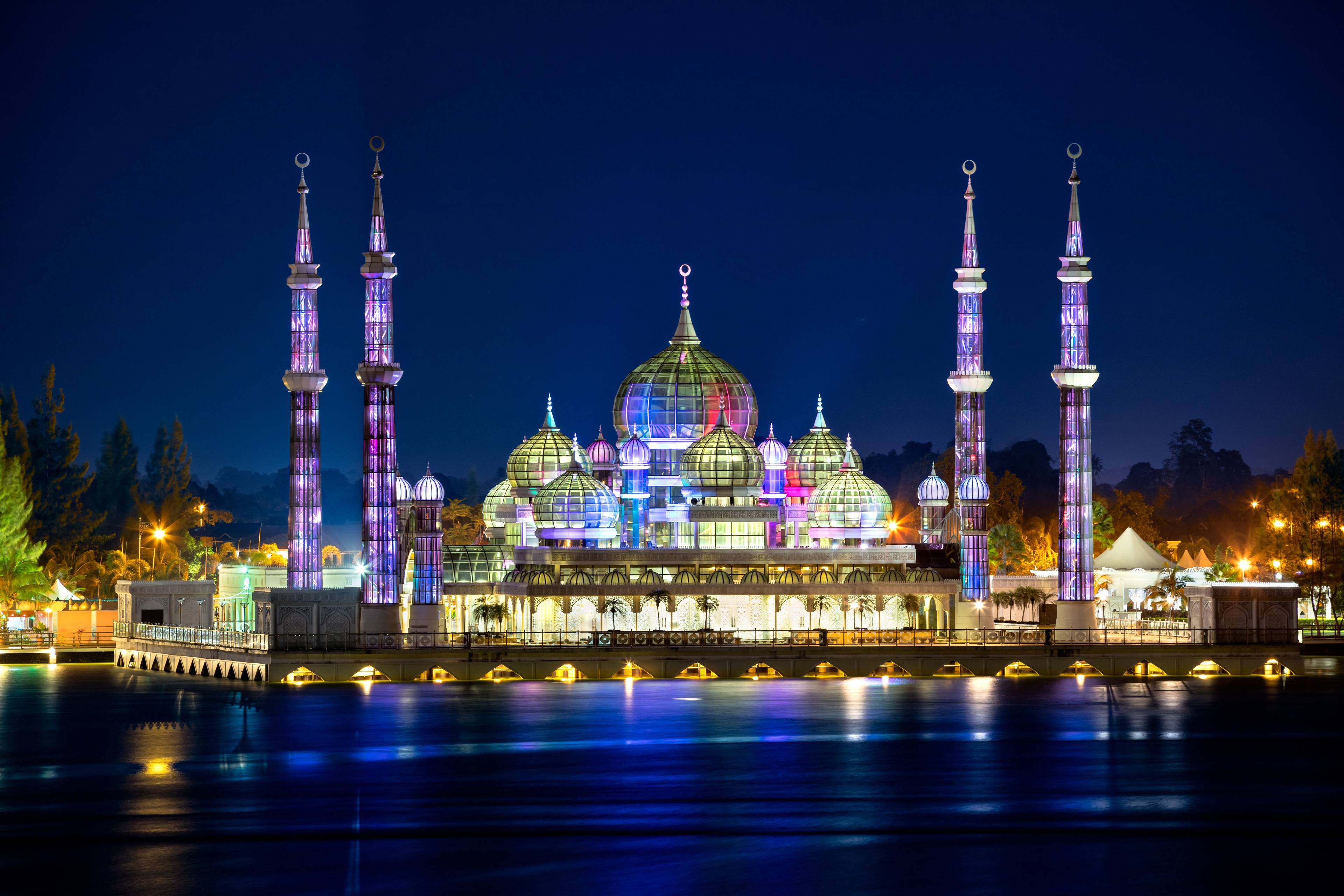  panorama di notte di moschea a kuala terengganu
