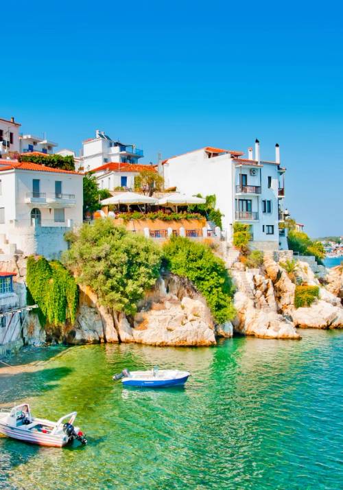 Porto con mare e case colorate di Skiathos in Grecia