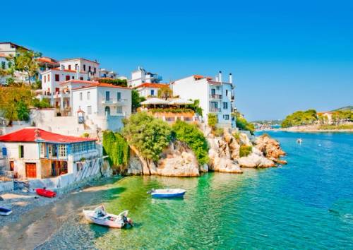 Porto con mare e case colorate di Skiathos in Grecia