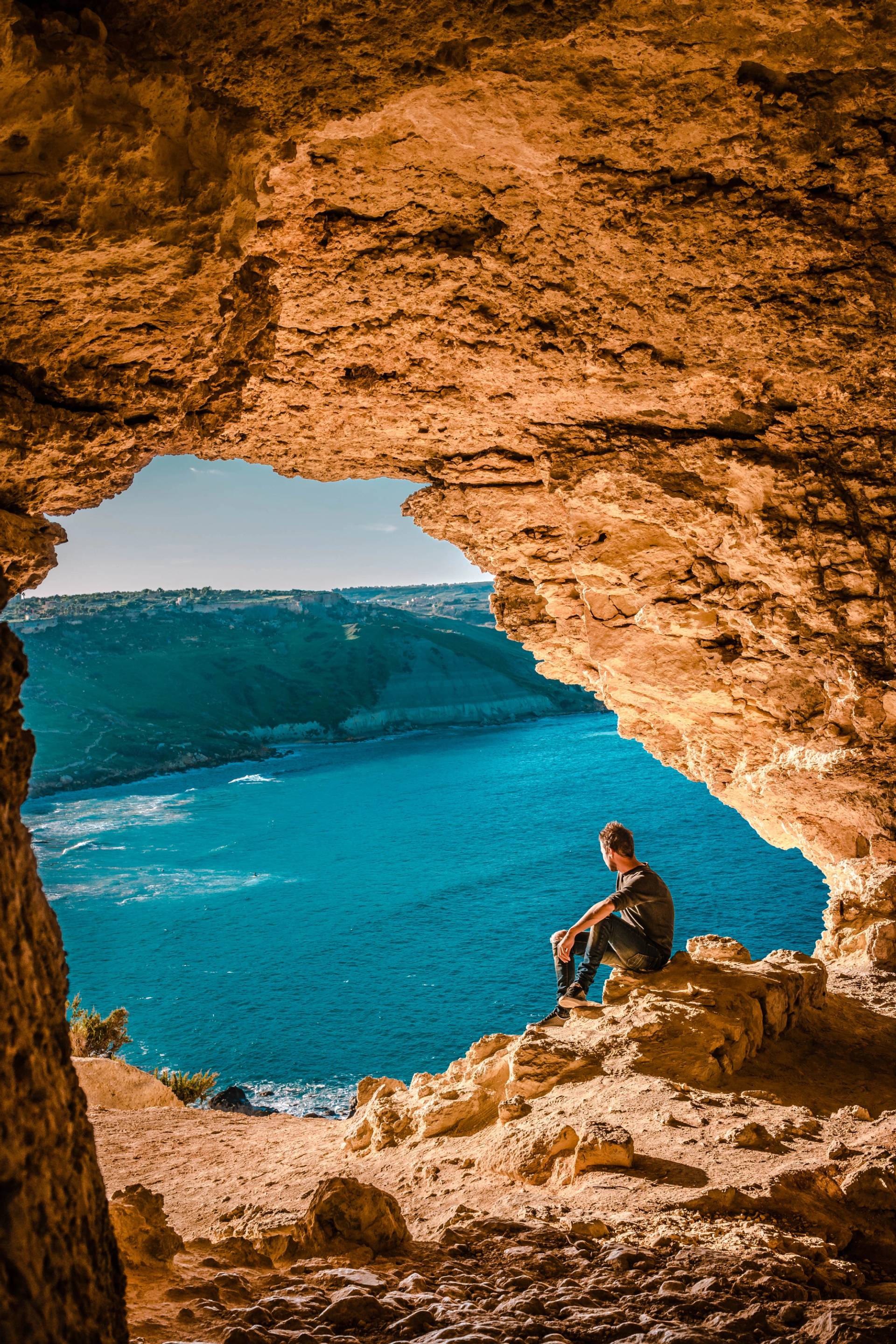vista da una spaccatura nella roccia di gozo