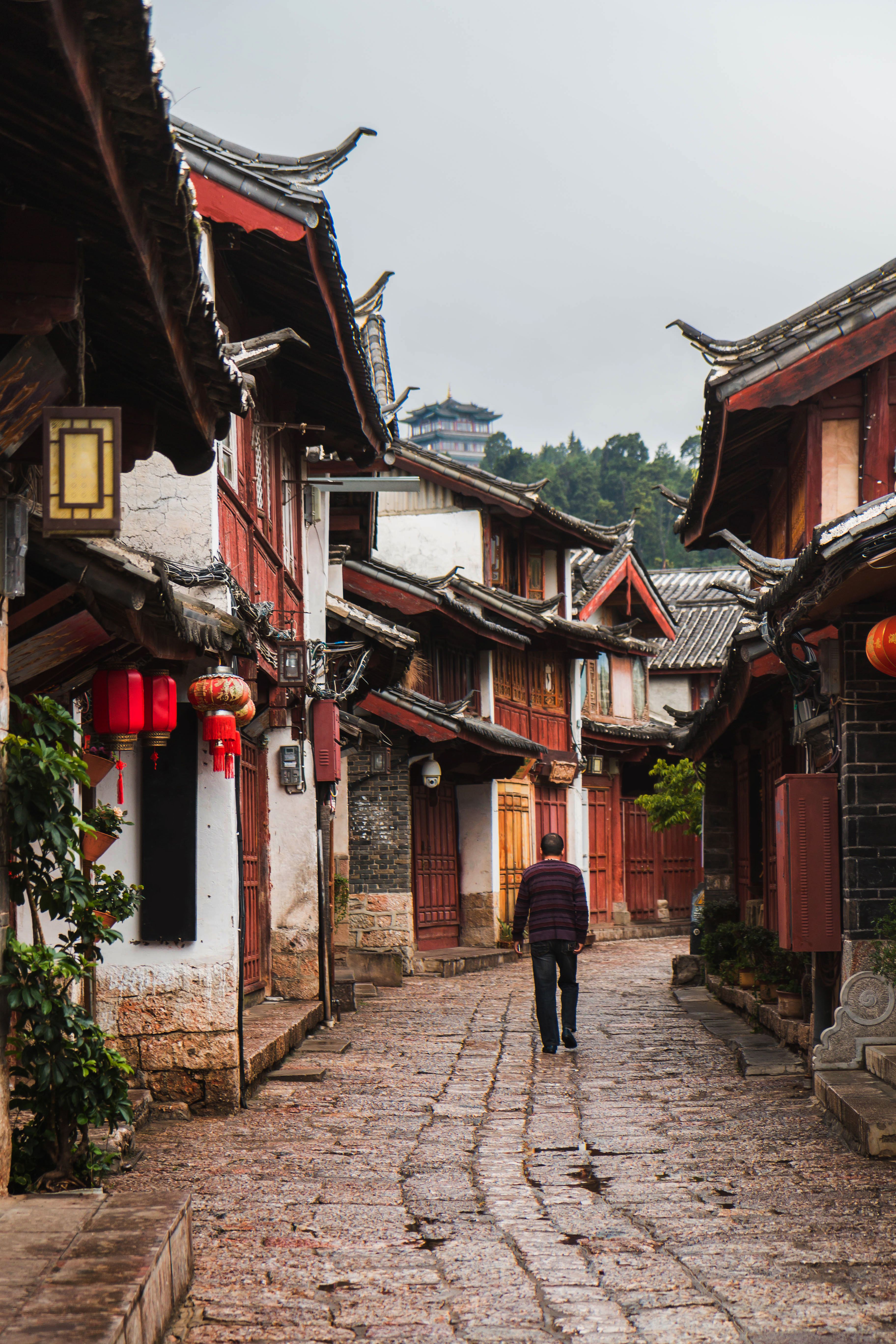 uomo passeggia in un tradizionale villaggio cinese