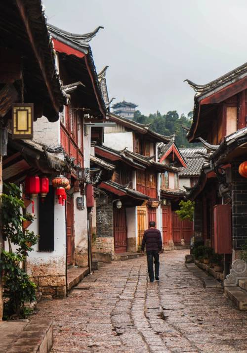 uomo passeggia in un tradizionale villaggio cinese