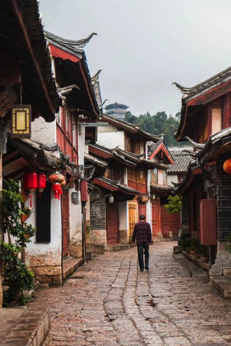 uomo passeggia in un tradizionale villaggio cinese