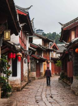 uomo passeggia in un tradizionale villaggio cinese