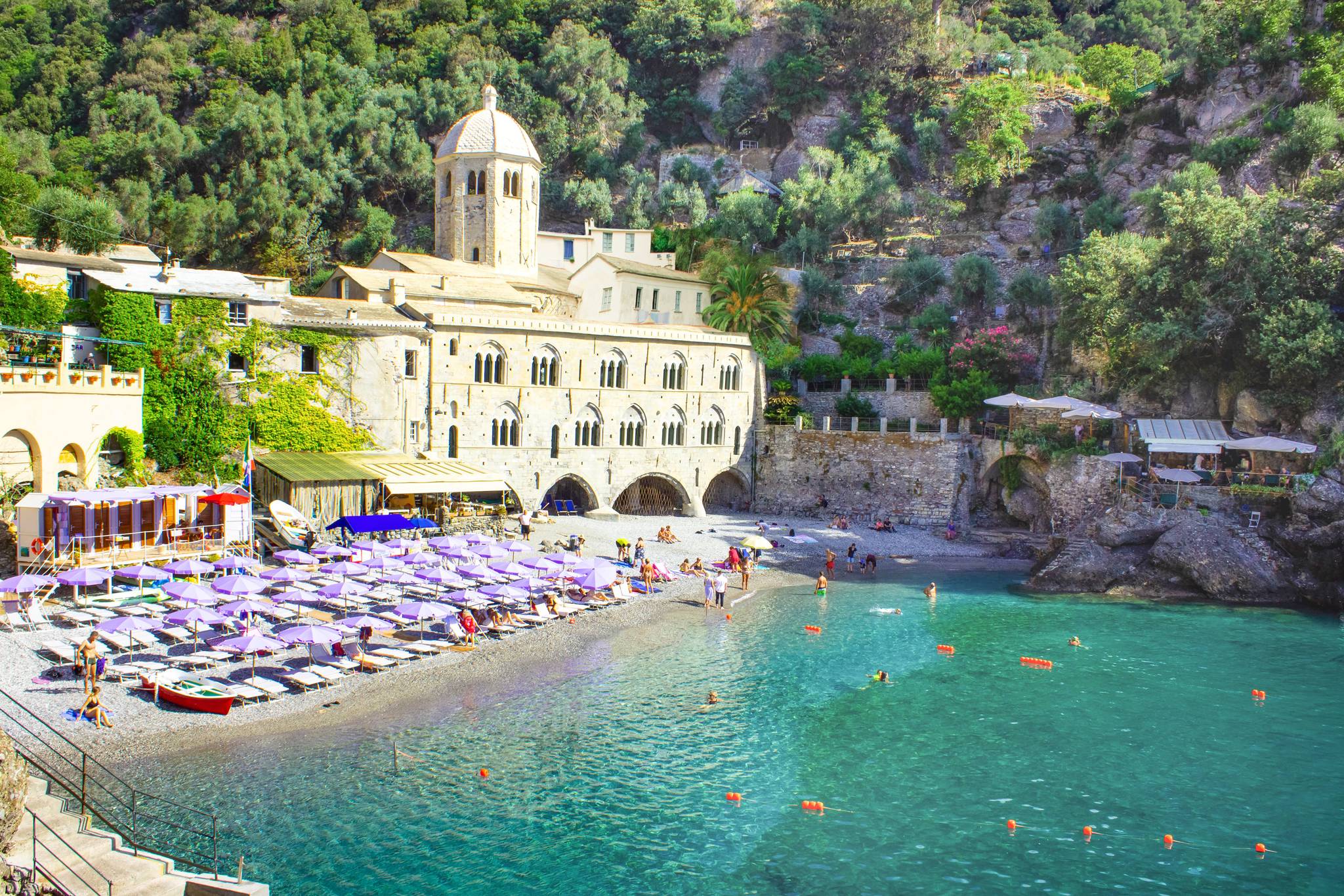 spiaggia e abbazia di san fruttuoso a camogli