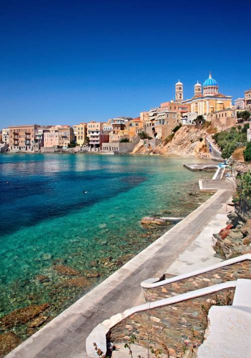 lungomare con città