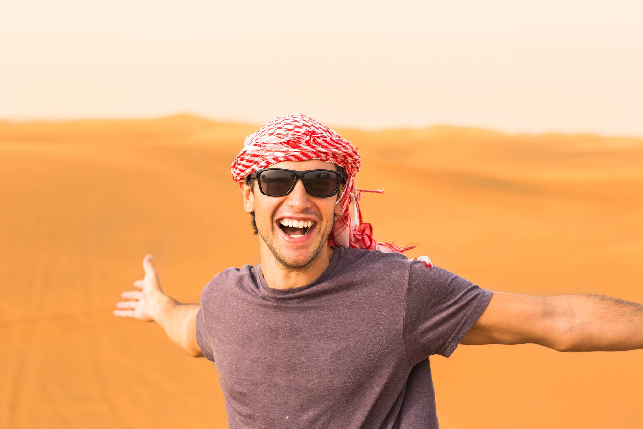 ragazzo con kaifah nel deserto della girodania