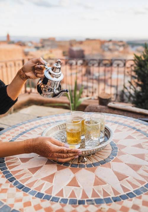 foto di un vassoio con tè e vista città