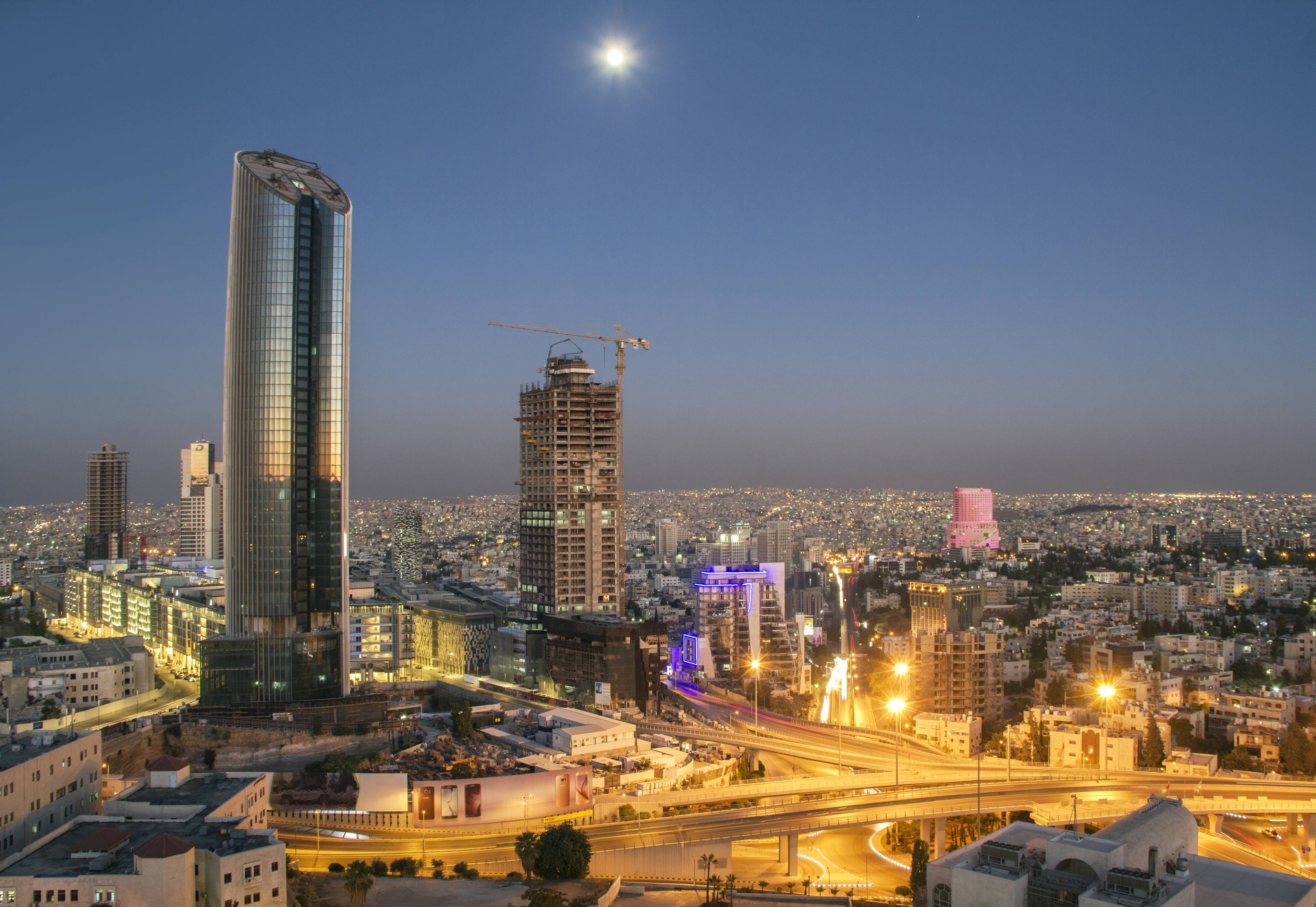Vista panoramica della città di Amman di notte