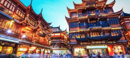 citta cinese illuminata di sera