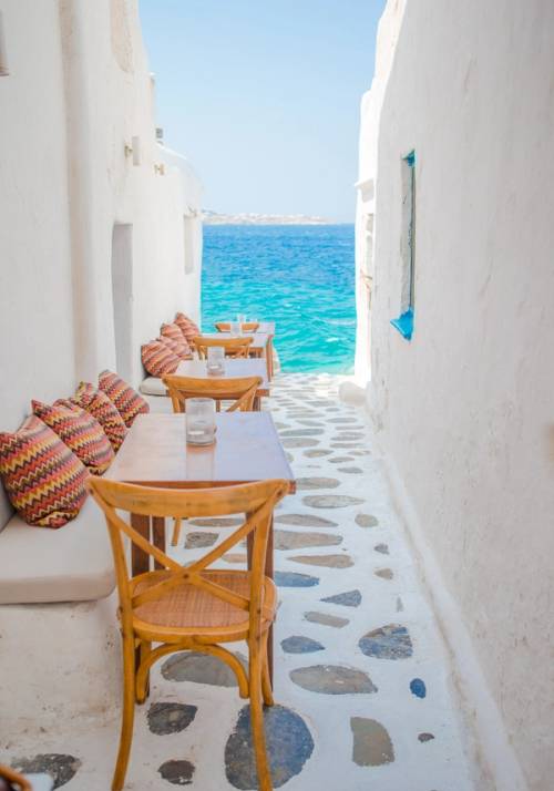 baretto nel vicolo con mare