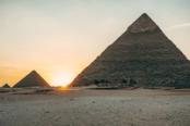 piramidi al tramonto