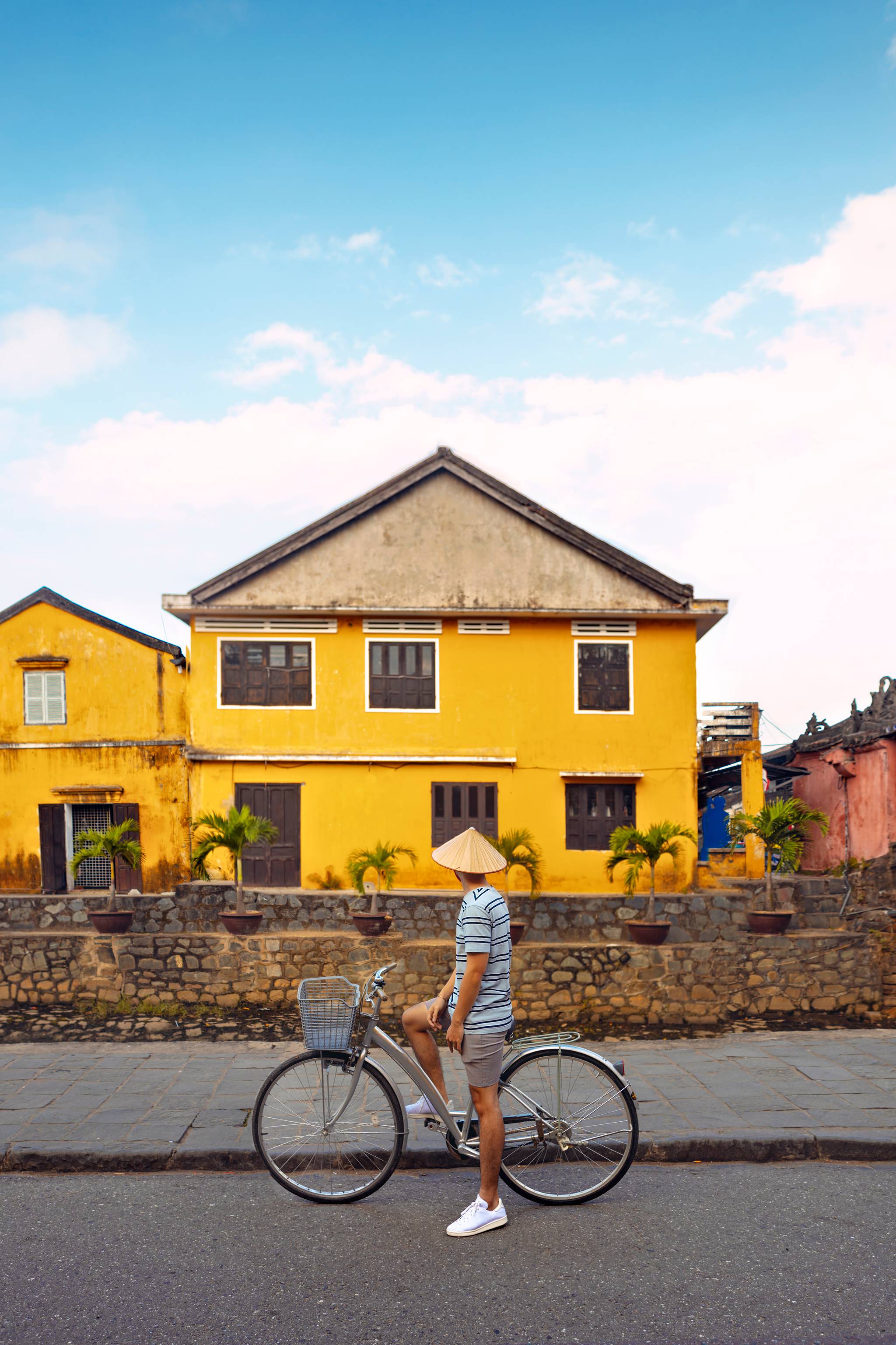 ragazzo in bicicletta a hoi an 