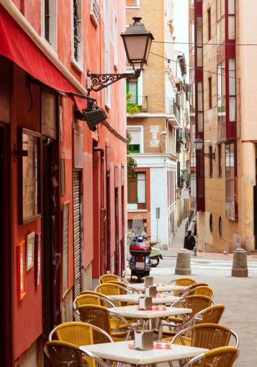 vicolo con tavolini da aperitivo