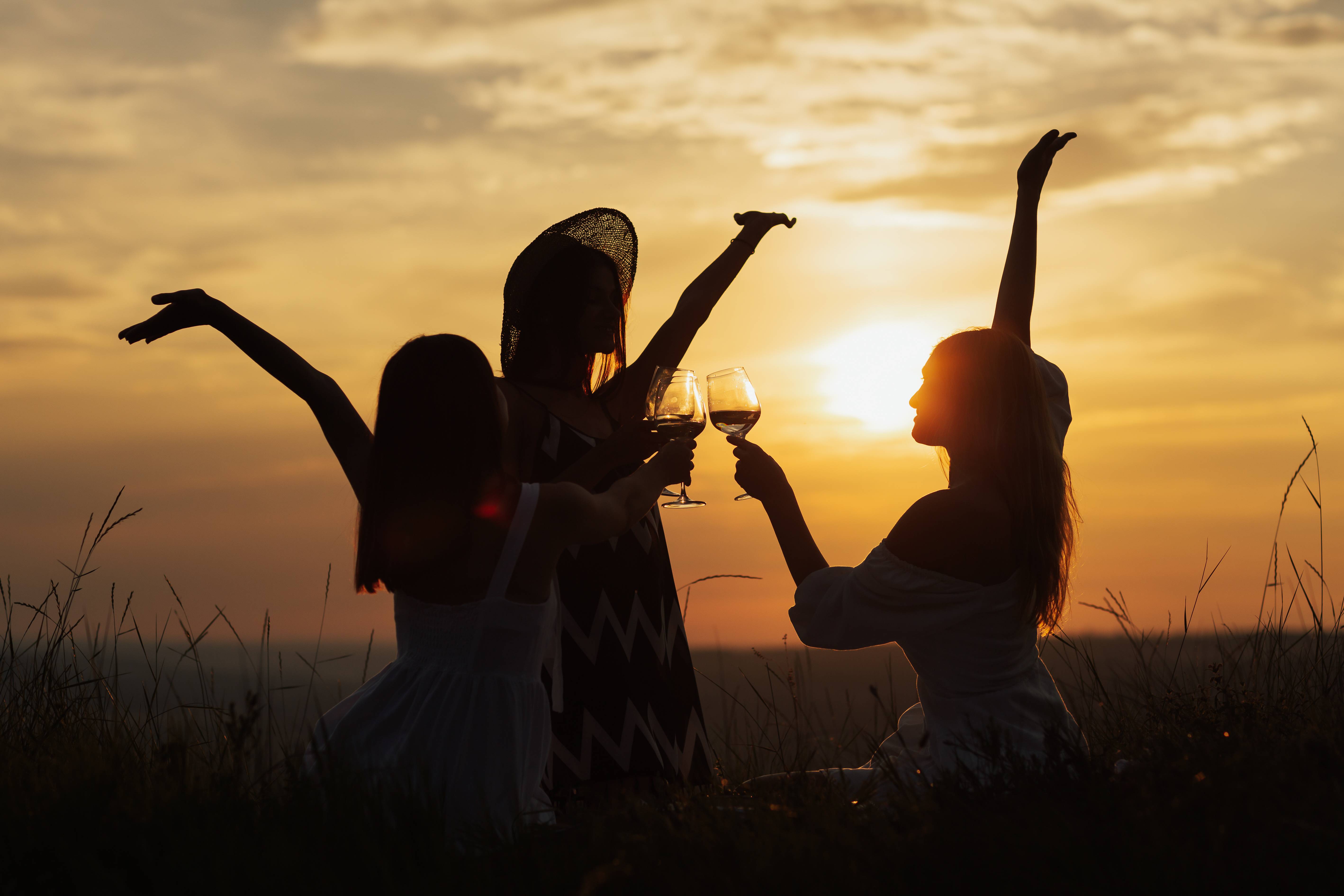 viaggio con amiche al tramonto