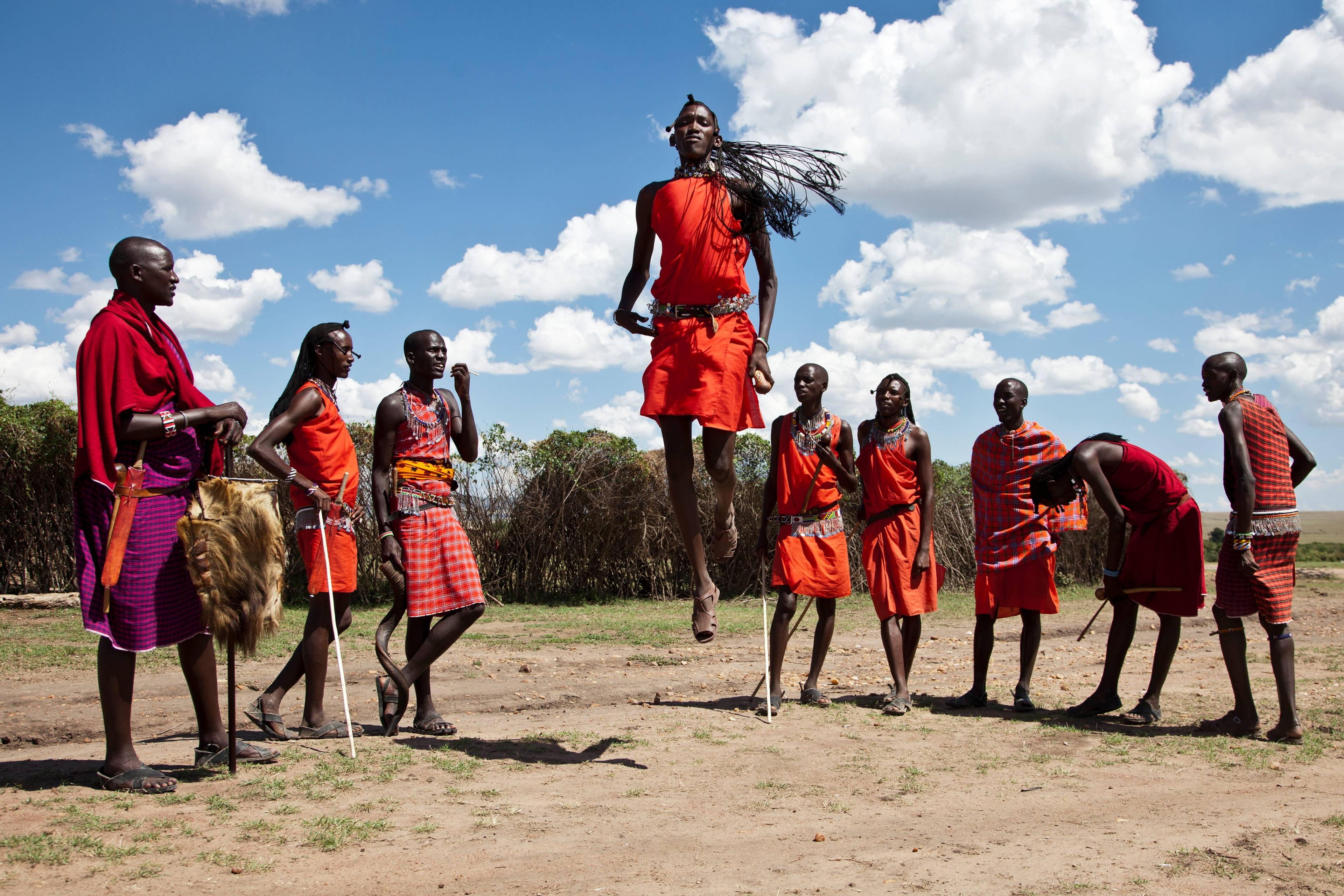 guerrieri della tribu masai compiono l adamu