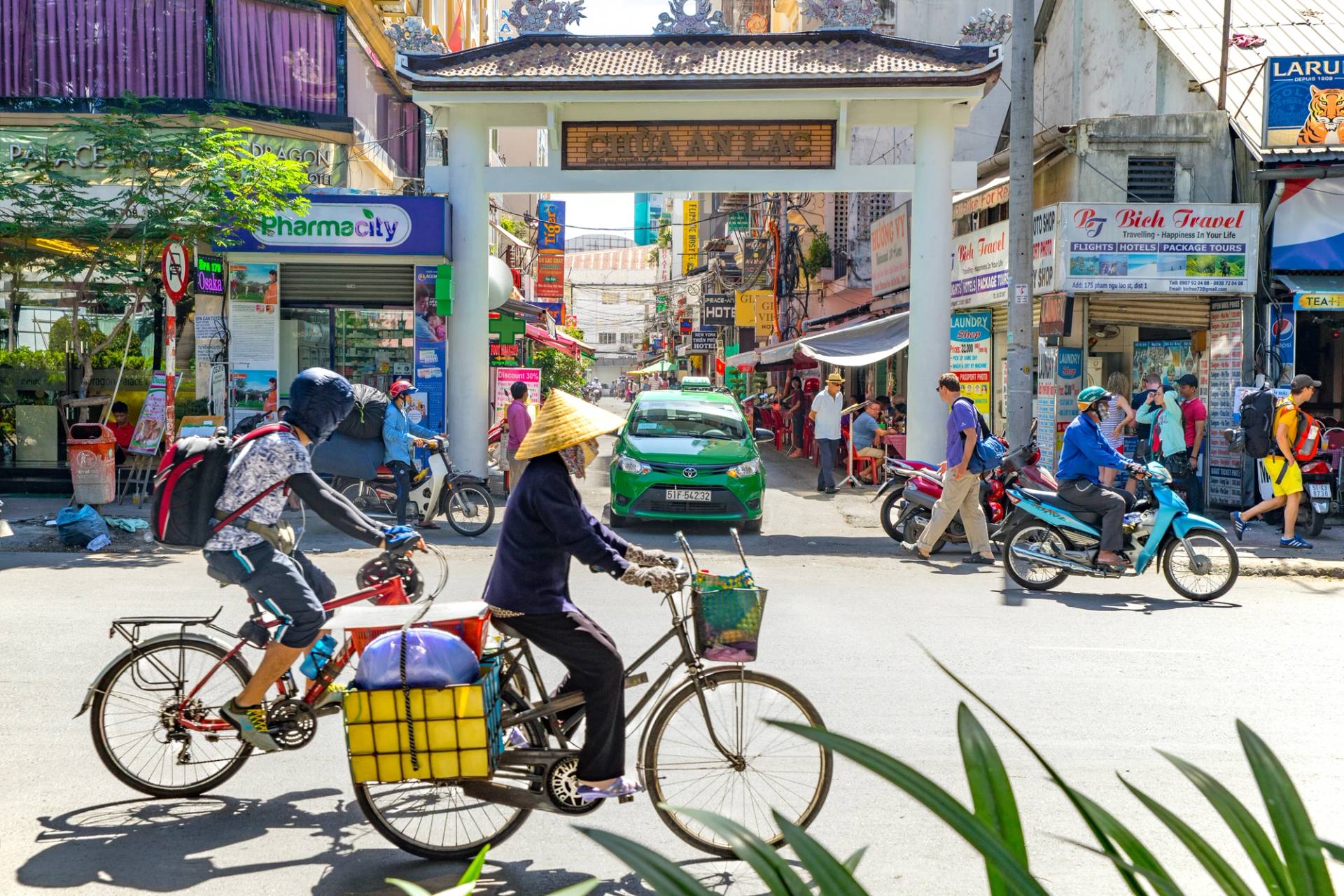 persone in bicicletta in vietnam