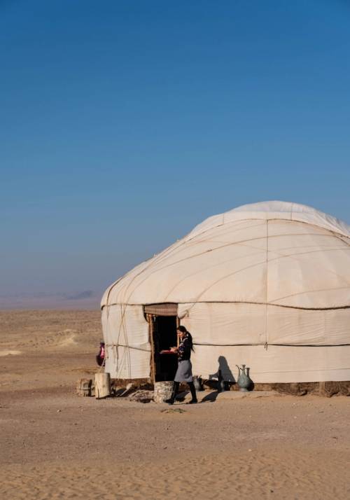 campo tendato con yurta tradizionale