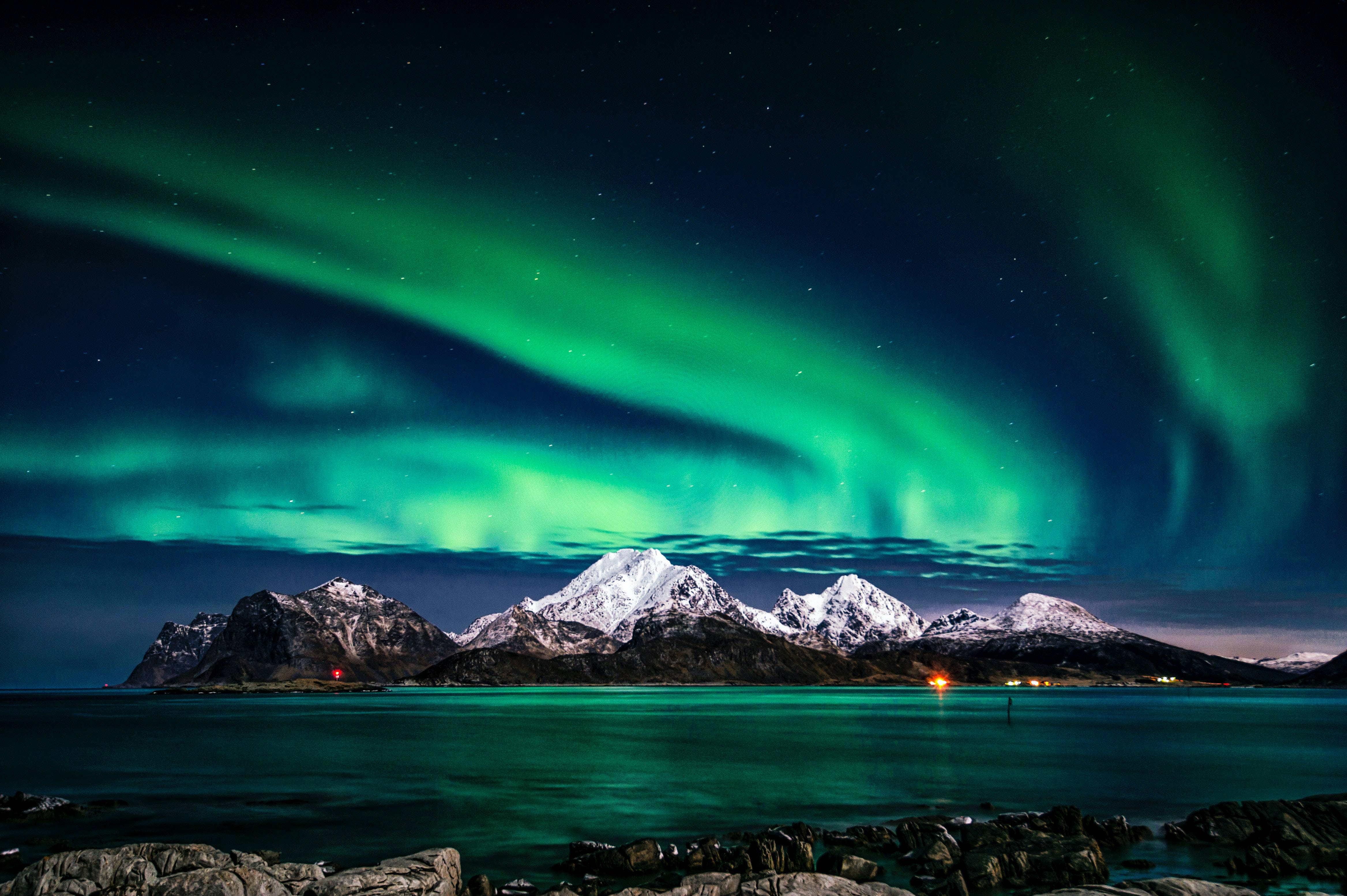 aurora boreale sopra le montagne norvegesi