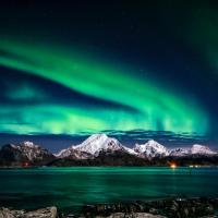 aurora boreale sopra le montagne norvegesi