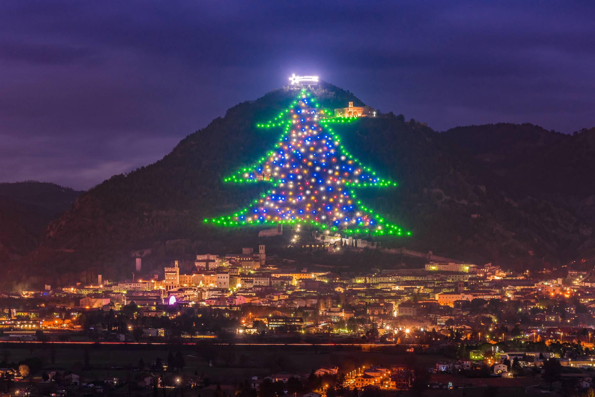 albero di natale di gubbio illuminato