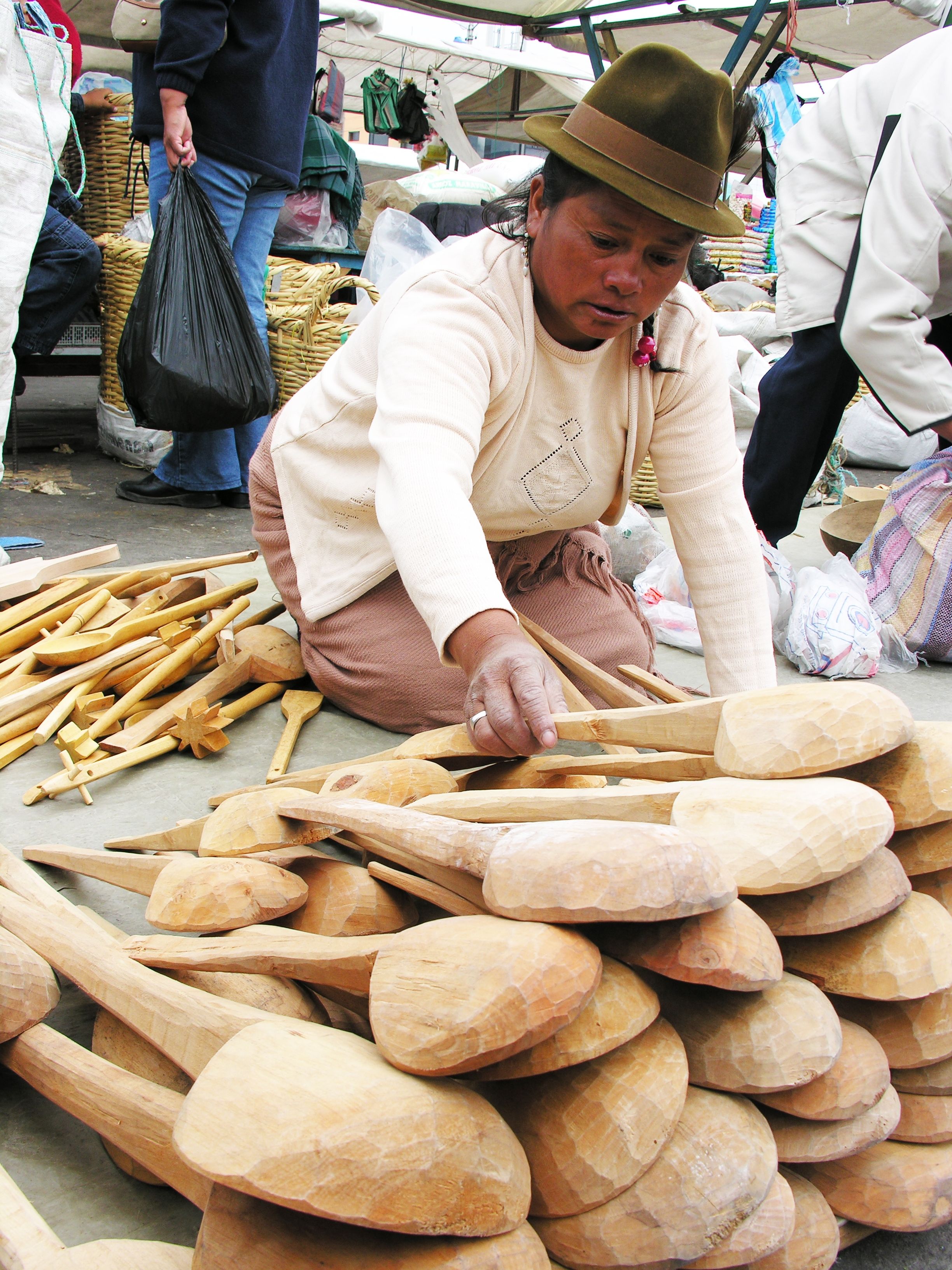 donna al mercato di cotopaxi in ecuador