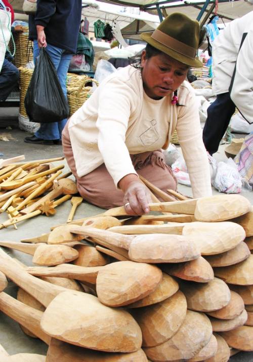 donna al mercato di cotopaxi in ecuador