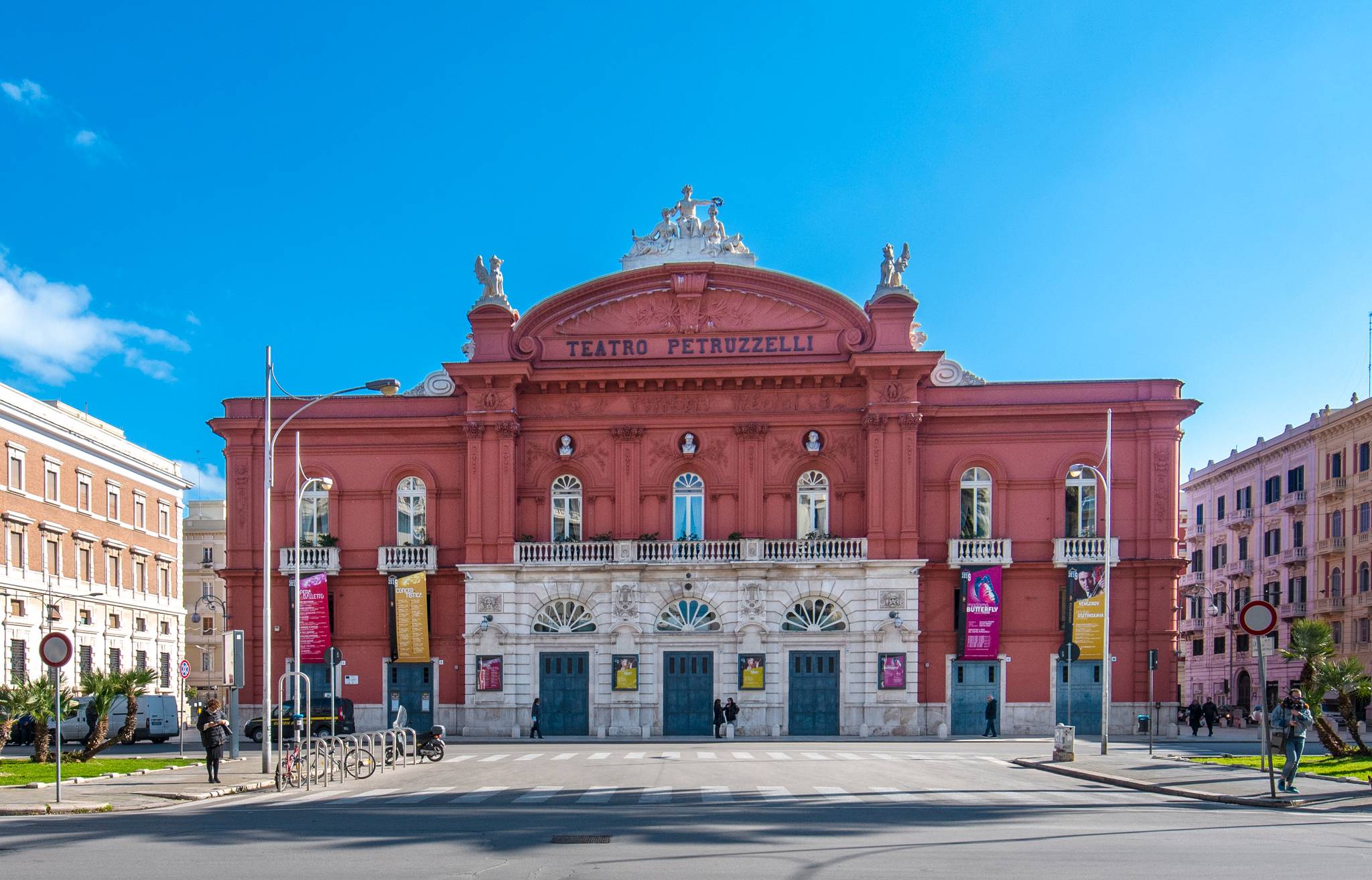 esterno del teatro petruzzelli di bari